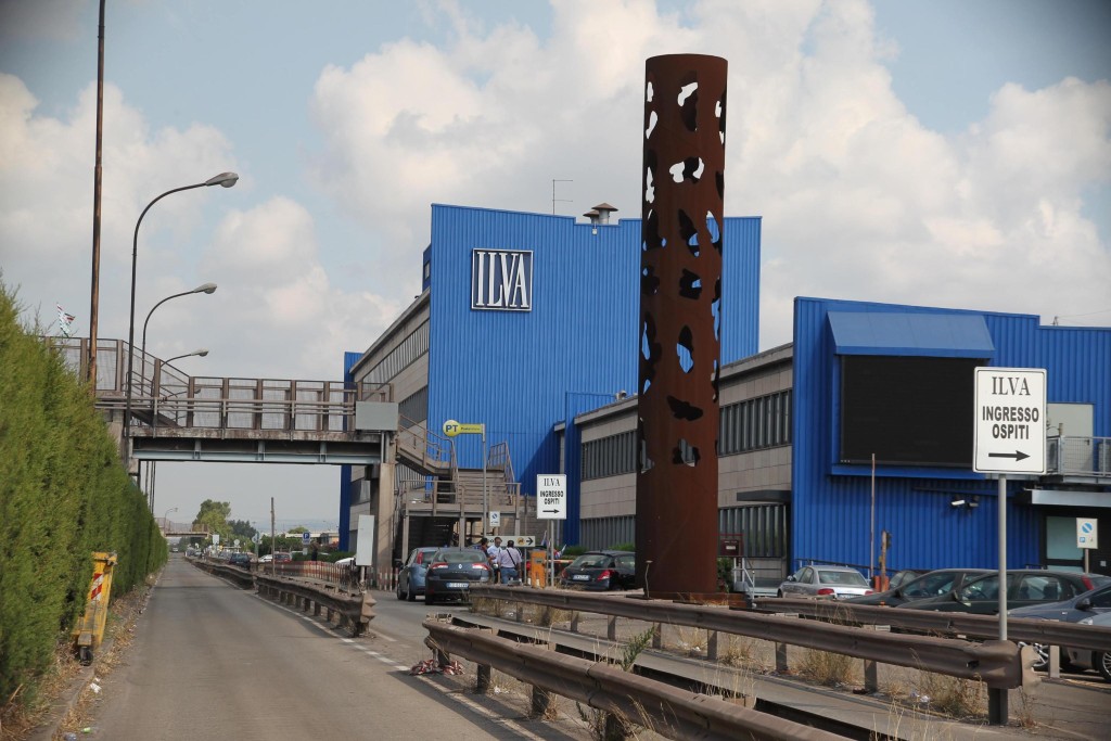 Veduta esterna dello stabilimento siderurgico Ilva di Taranto, in una immagine di archivio. ANSA/RENATO INGENITO